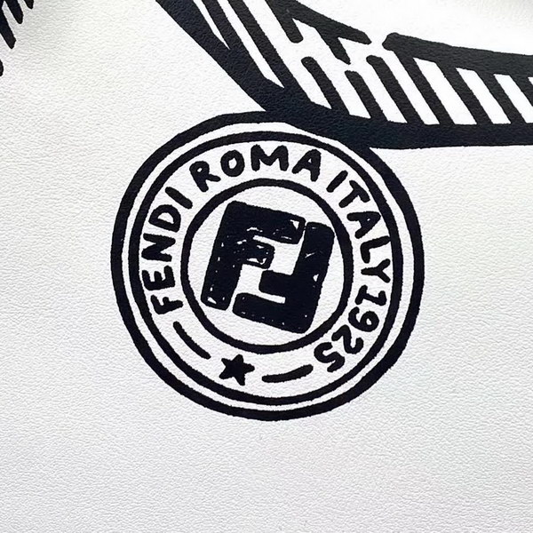 【原版皮】芬迪/Fendi 加州天空系列手提波士顿包，以撞色黑色图形轮廓，营造二维效果，白色皮革进口原料制作，单拉链轻松开，内部宽敞，配有提手和可调节肩带，斜挎手提皆，挂饰，字母肩带需另行购买，款号： 2580