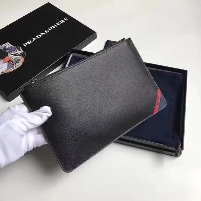 【原版皮】普拉达/Prada 男士手包，选用十字纹小牛皮裁制而成，边角点缀拼色皮革字唛徽标，款号：2NG005