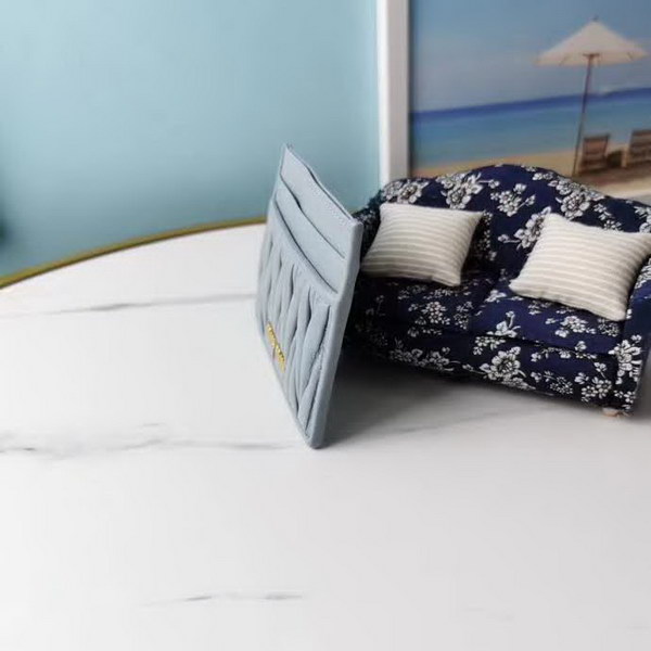 【原版皮】缪缪/Miu Miu 卡夹，采用小羊皮材质精心裁制而成，Matelasse花纹图案，内里标识烫字，Moire和皮革衬里，款号：5MC076