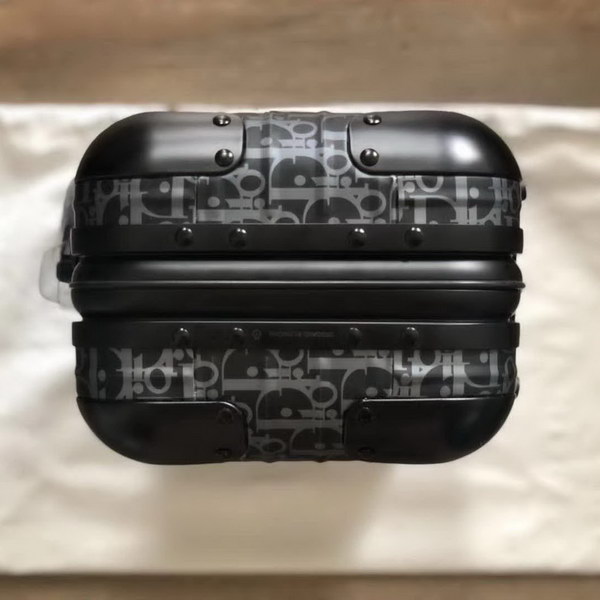 迪奥Dior X 日默瓦/RiMoWa 独家定制款化妆箱，汇集艺术,时尚与设计，领先时装周发售，体现精湛的手工匠艺和专业技术
