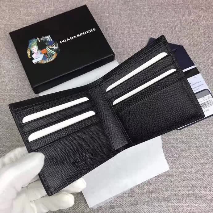 【原版皮】普拉达/Prada 短款钱夹，选用十字纹小牛皮裁制而成，饰以同色系小公仔，经典之作，简单时尚，款号：2M0513