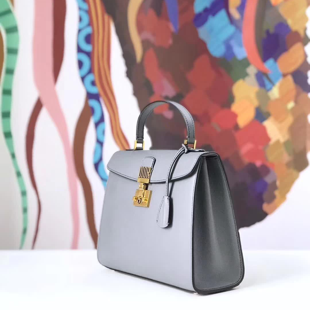 【原版皮】迪奥/Dior 手提包，选用平纹小牛皮裁制而成，饰以品牌标识字母锁扣，低调奢华，简约时尚